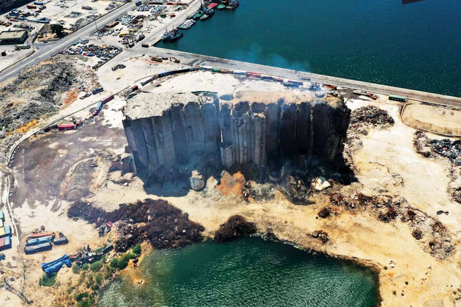 لبنان بعد لقاء الآليزيه: العين على الاستحقاق الرئاسي
تفاؤل «مُفرط» بملف الترسيم؟
الإهراءات متروكة لمصيرها: أبشع سيناريو لإحياء ذكرى انفجار المرفأ