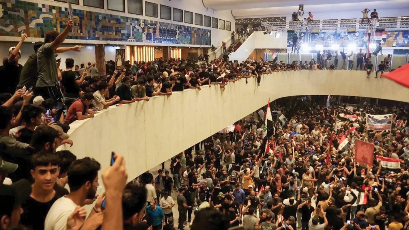 آلاف المتظاهرين يقتحمون البرلمان العراقي...
الصدر لأنصاره: وصلت رسالتكم...عودوا لمنازلكم سالمين