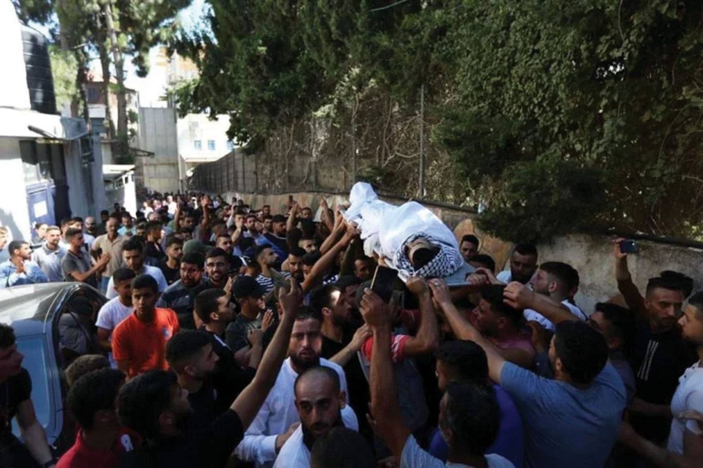 إستشهاد فتى فلسطيني في رام الله والإحتلال يشرع في بناء جدار خرساني جنوب الضفة
