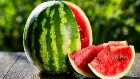 على هؤلاء تجنب أكل البطيخ الأحمر