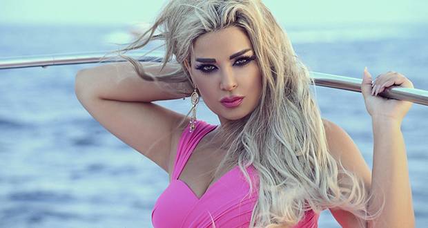 مادلين مطر مع الدلافين بالمايوه البرتقالي