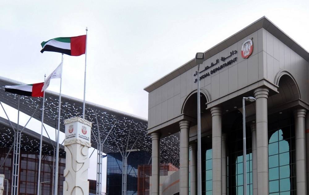 في الإمارات.. موظفة تستغل سفر زميلها لزراعة كبد وتبيع شقته