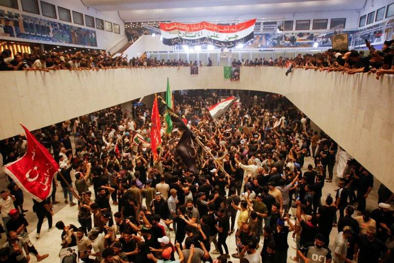 الصدر يُطالب أنصاره بالتحوّل للاعتصام حول البرلمان العراقي والكاظمي يدعو لحوار شامل