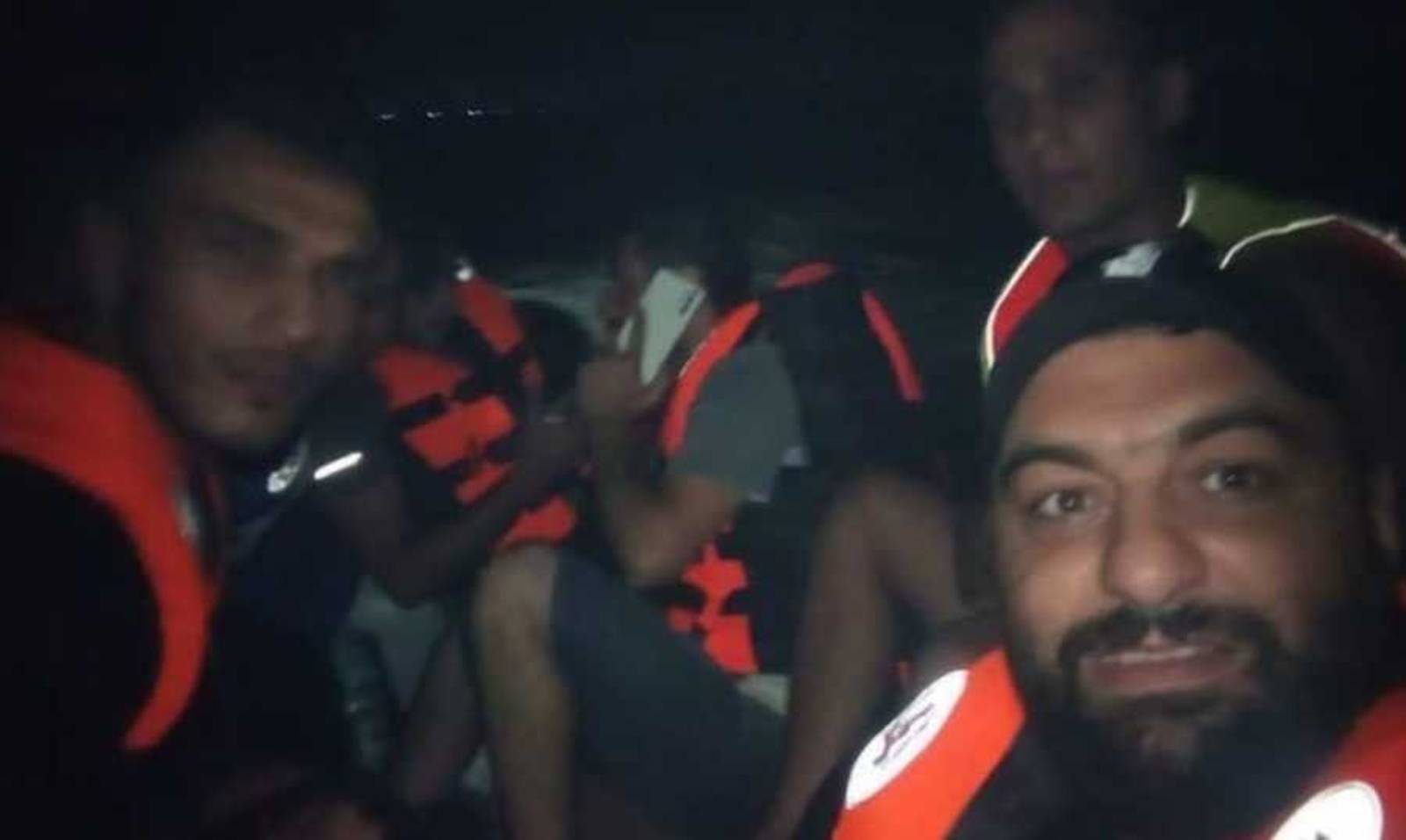 إنقاذ زورق لبناني على متنه أكثر من 100 شخص