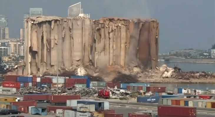 بالفيديو- سقوط الجزء الشمالي من اهراءات القمح في مرفأ بيروت