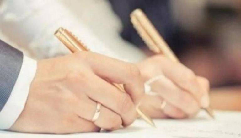 بعد 96 ساعة من وفاة زوجته.. تزوّج وأشعل السوشيال ميديا!