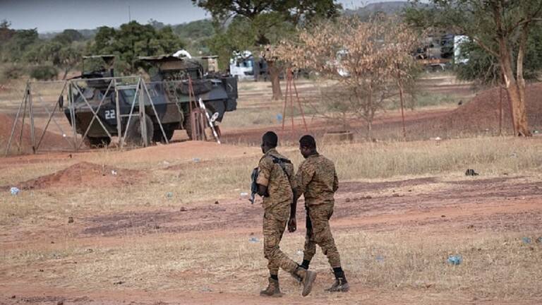 مقتل 15 جنديا في بوركينا فاسو جراء هجوم مزدوج بالمتفجرات