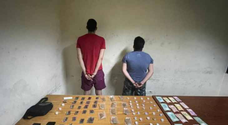 توقيف مروّج للمخدرات بمحيط "اللبنانية"
بالجرم المشهود وأحد زبائنه في جل الديب
