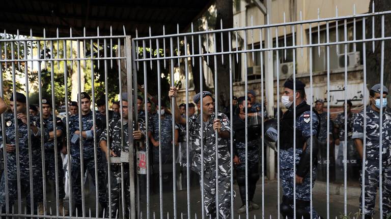 قوى الأمن: فرار 31 موقوفاً من النظارة
تحت جسر قصر عدل بيروت