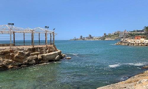إنقاذ ٨ أشخاص على شاطئ المعاملتين