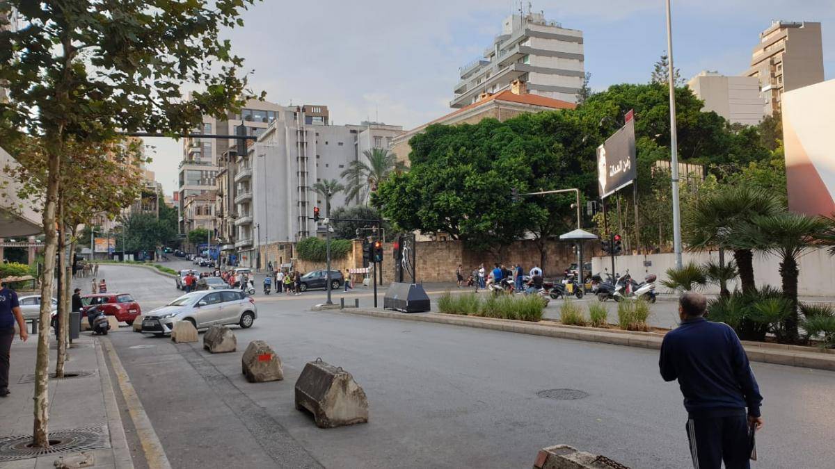 بالفيديو - مواطن يحتجز موظّفين داخل مصرف في الحمراء والجيش يطوّق المكان!