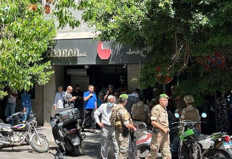 المودع المسلّح سلّم نفسه مقابل حصوله على 30 ألف دولار.. وإخراج الرهائن تباعاً
وتجمّع في محيط المصرف لمتظاهرين رشقوا القوى الأمنيّة بعبوات مياه