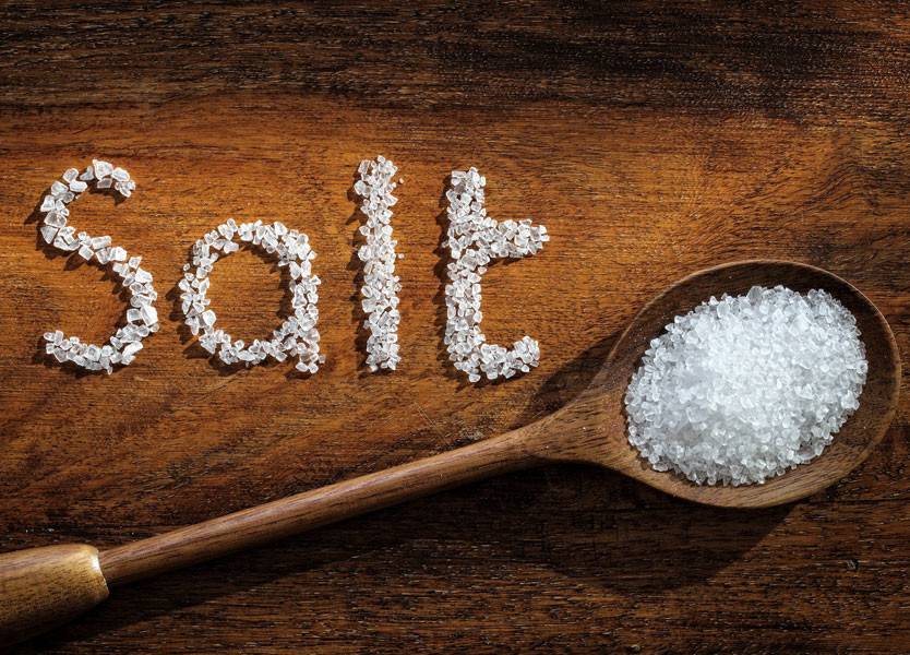 تجنب إضافة الكثير من الملح الى الأطباق.. هذا هو تأثيره السلبي!