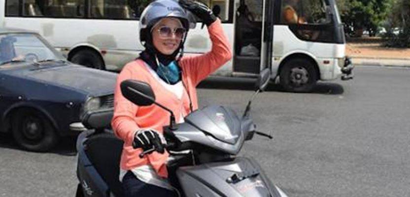 "أسعار البنزين نار"... لبنانية تبتكر حلا على طريقتها