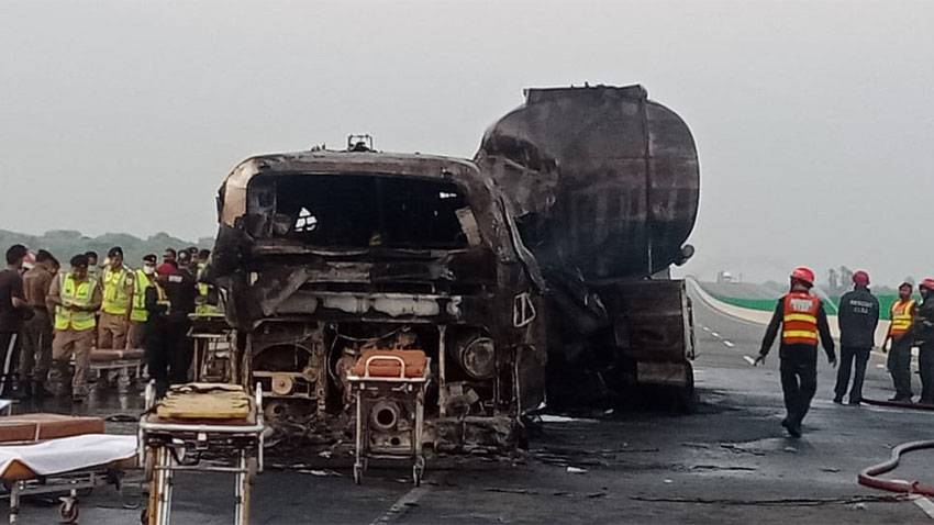 مقتل 20 شخصاً بحادث سير بين حافلة وصهريج في باكستان