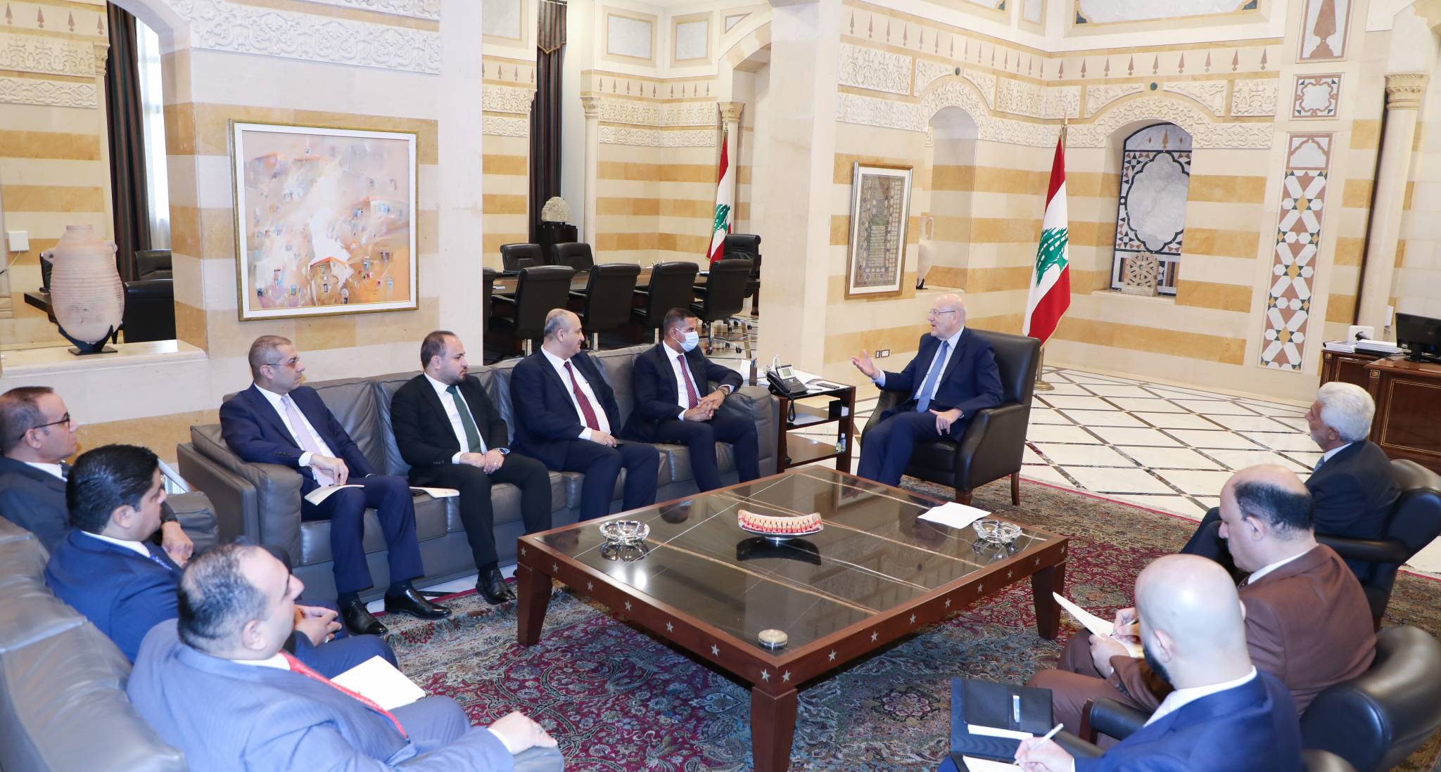 ميقاتي بحث مع وفد عراقي تمديد العقد لتزويد لبنان بالفيول
اويل: لإصلاحات من أجل تأمين صفقة مع "صندوق النقد"