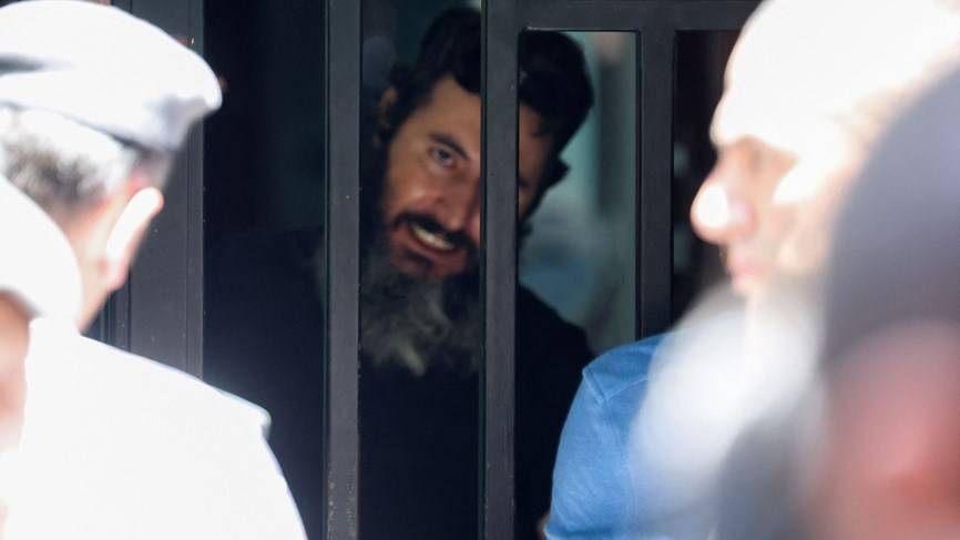 بالصورة- المودع بسام الشيخ حسين يصل الى منزله ويلتقي والده