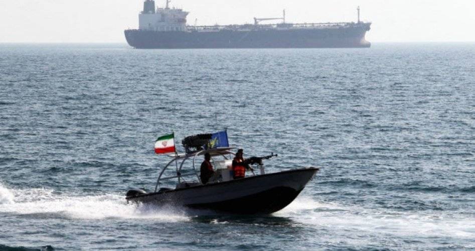 إيران تحتجز سفينة تحمل وقودا مهربا في مياه الخليج