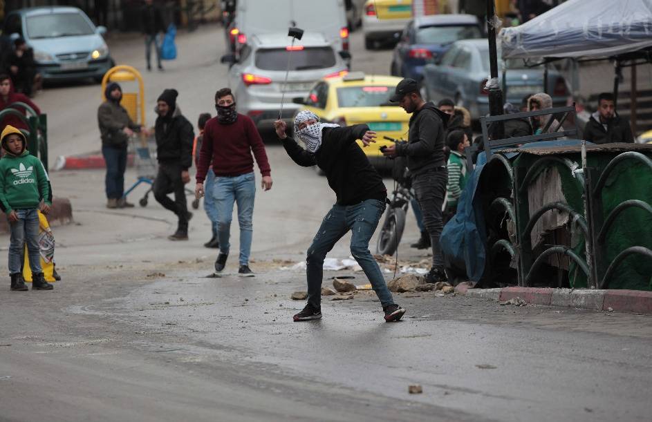 الاحتلال يواصل انتهاكاته في فلسطين.. اقتحامات واعتقالات والفلسطينيون يتصدون للمستوطنين جنوب الخليل