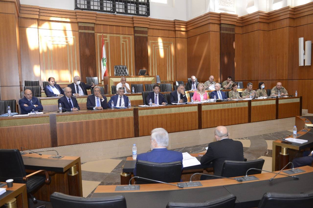 أنهت مواد الموازنة وتبتّ اليوم أرقاماً لتوحيد سعر الصرف
"لجنة المال": إلغاء زيادة سنين الخدمة لتقاعد العسكريين
وإعفاءات للجيش والديبلوماسيين ورسم لصالح تعاضد القضاة