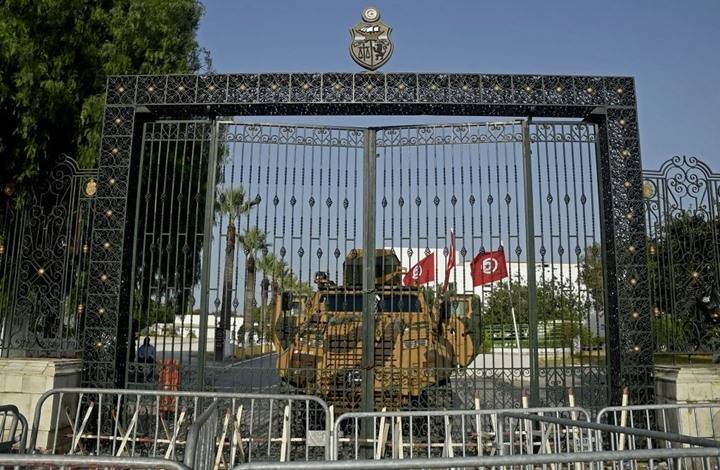 تونس: السجن لصحفي تحدث عن رفض الجيش أوامر الرئيس