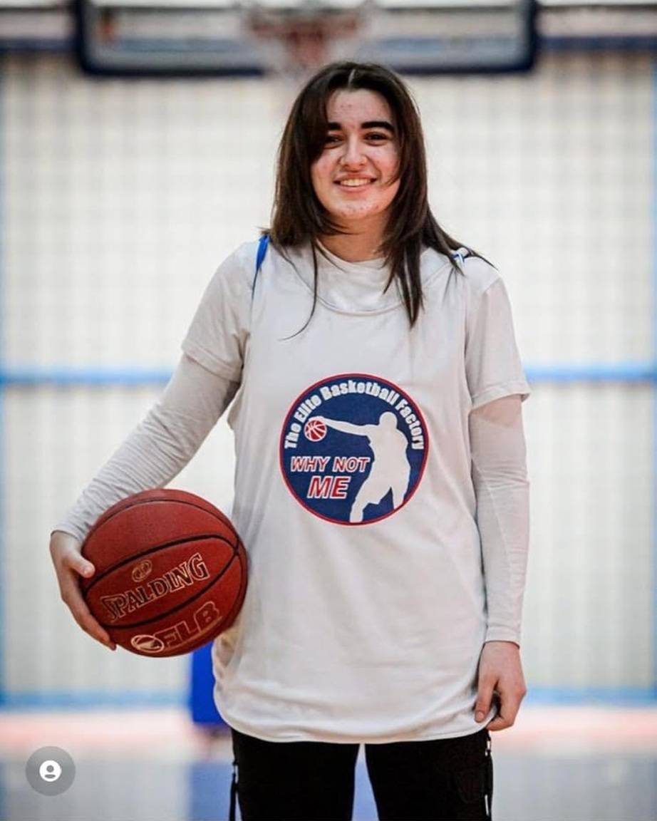 اللاعبة الواعدة في كرة السلة غاييل خوري:
طموحي الانضمام الى منتخب لبنان
ومدربي صباح خوري قدير وكفوء