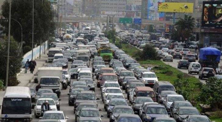 مسن يتسبب بكارثة للسيارات...لن تصدق ماذا فعل!