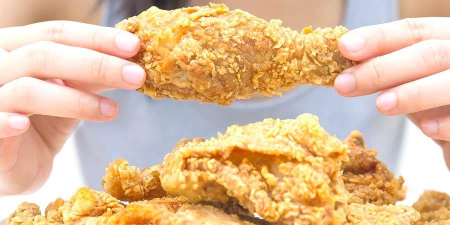 الدجاج المقلي أم البرغر.. أيهما أقل ضررا من الناحية الصحية؟