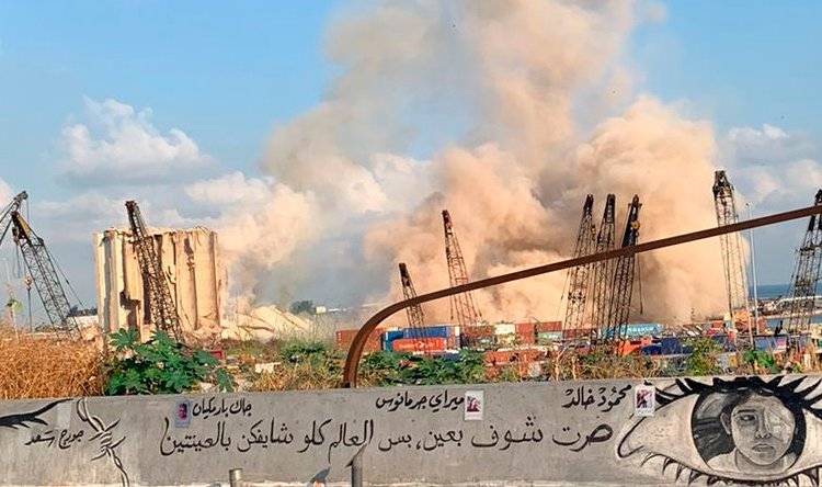 بالفيديو- انهيار جزء من صوامع الاهراءات صباحاً وسط تصاعد الدخان والغبار بشكل كثيف