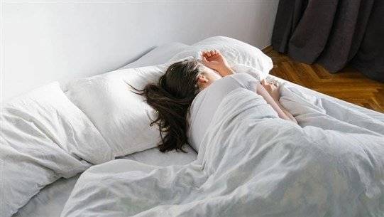 وضعية نوم تحمي من التجاعيد.. اليكم التفاصيل