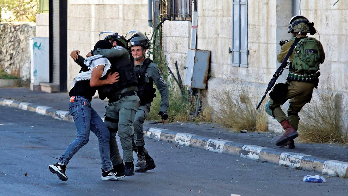 شهيد بنابلس واعتقال 9 فلسطينيين في الضفة الغربية بينهم قياديان بحماس