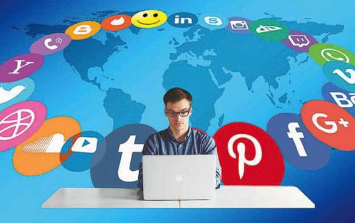 التواصل الإجتماعي آفة أم حاجة؟