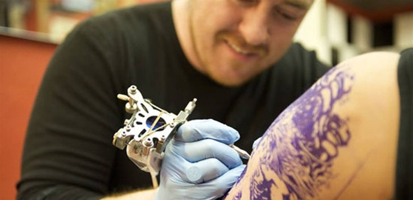 بعد قراءة هذا الخبر ستفكرون مرّتين قبل إجراء وشمٍ ما!