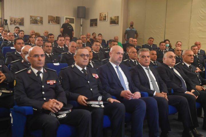 إحتفال بمناسبة العيد الـ 77 للأمن العام حمل عنوان "77 عاماً تضحية وخدمة"
مولوي: الداخليّة لا تنسى قضايا السجناء وحقوقهم.. ووجدنا ممنوعات في السجون
اللواء ابراهيم: أدعو الجميع الى التكاتف.. نحن أصحاب الأرض وحقنا لن يضيع والإحتلال سيزول