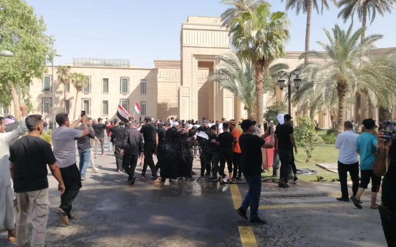 الوضع الأمني يتطور في العراق... قوات الأمن تخرج أنصار الصدر من القصر الحكومي وفرض حظر للتجول في جميع المحافظات