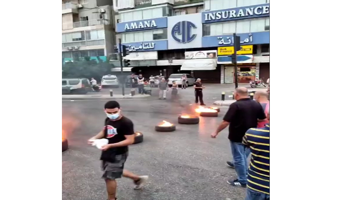 أهالي نيو روضة قطعوا أوتوستراد الدكوانة مار تقلا.. والسبب؟