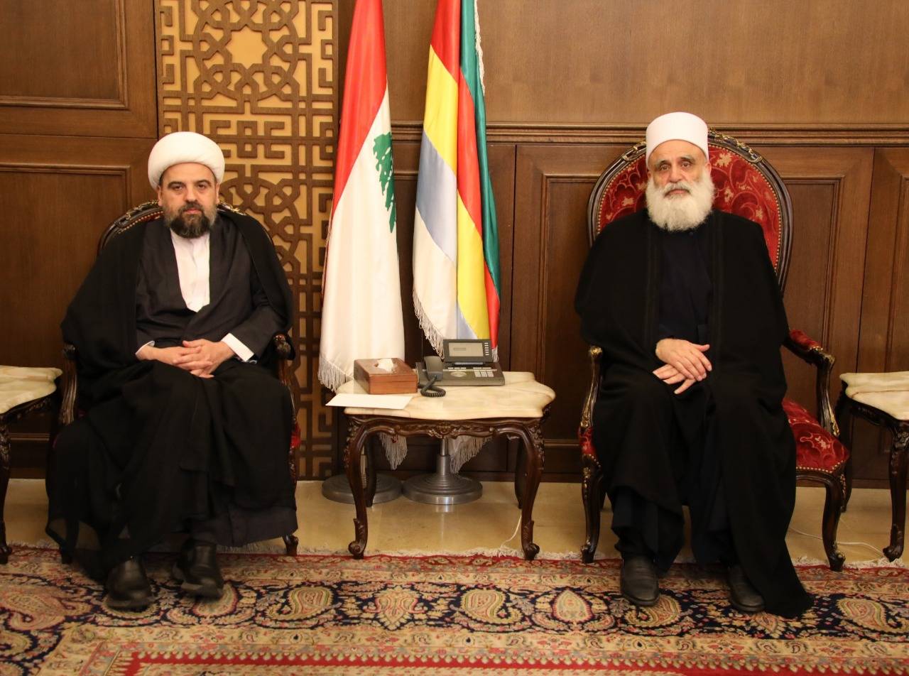أحمد قبلان سلّم عون وأبي منى دعوة
لحضور الذكرى السنويّة الأولى للإمام قبلان