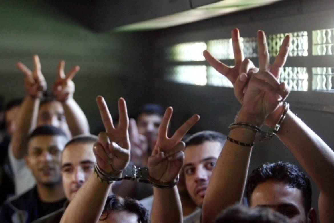 الأسرى الفلسطينيون يعلّقون إضرابهم المفتوح عن الطعام بعد إستجابة الاحتلال لمطالبهم