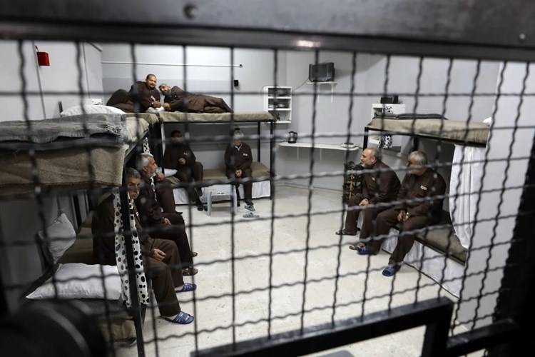 ألف أسير فلسطيني يبدأون إضراباً عن الطعام