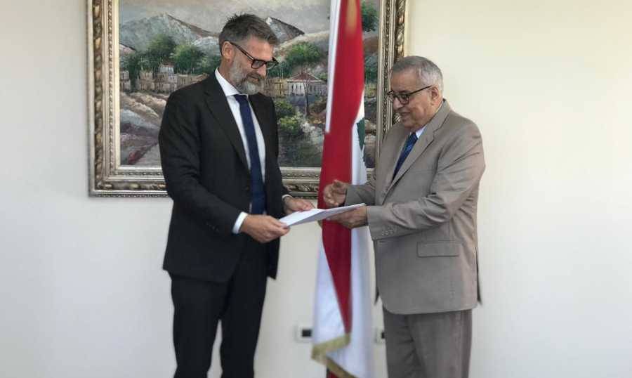بو حبيب تسلم نسخة عن اوراق إعتماد سفيري الدانمارك وبلجيكا