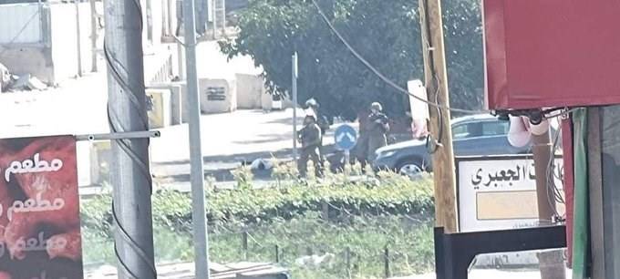 الاحتلال الإسرائيلي يقتل فلسطينياً بزعم طعنه جندياً إسرائيلياً في الخليل