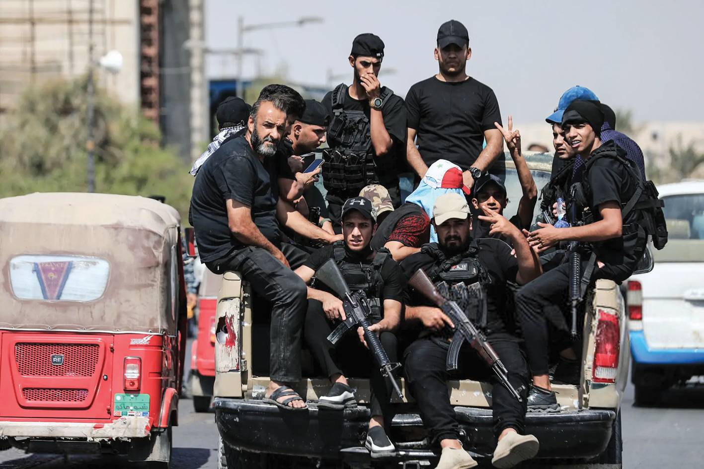 الرئيس العراقي يدعو إلى حوار وطني وانتخابات مبكرة
أنصار الصدر يلبون نداءه وينسحبون من «المنطقة الخضراء»