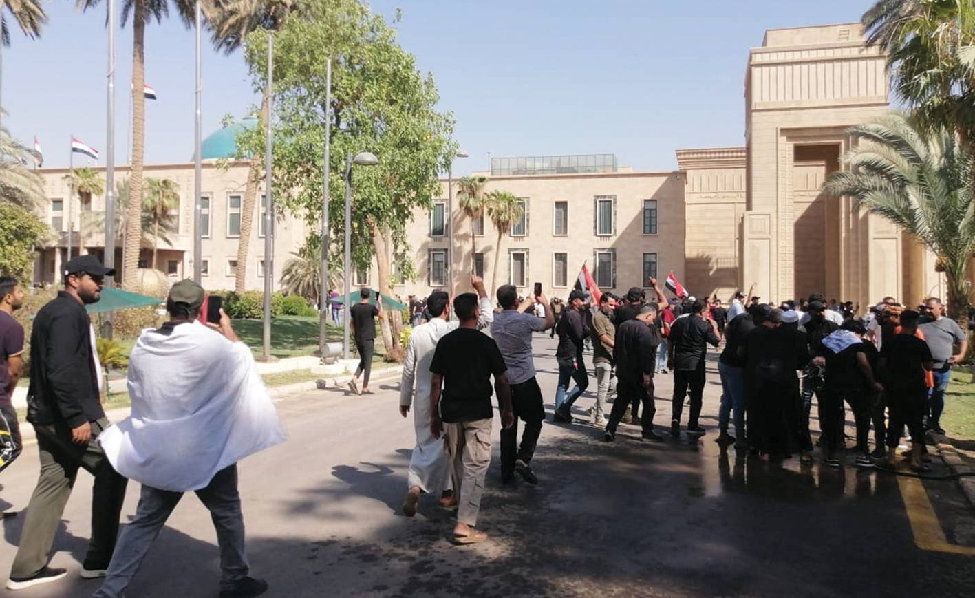 اشتباكات وقتلى وجرحى في بغداد بعد اعلان الصدر اعتزال السياسة
حظر تجول في كافة محافظات العراق والكاظمي يدعو الى الحوار