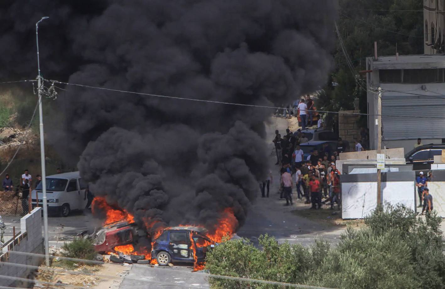 المقاومة الفلسطينية في نابلس تعترض سيارة فيها 5 مستوطنين وتحرقها