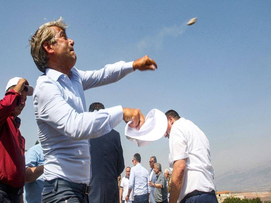 بالصورة: وزيري الطاقة والشؤون الاجتماعية يرشقان الحجارة باتجاه "اسرائيل"