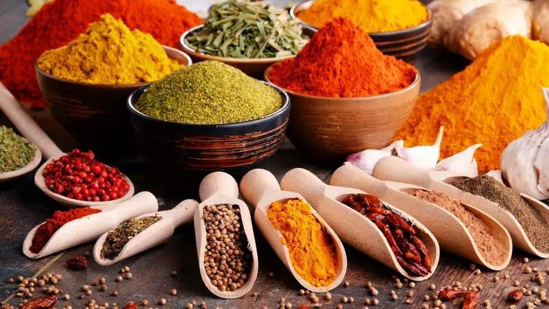في الخزانة أم في الثلاجة؟!.. ما هي الطريقة الأسلم لحفظ التوابل؟