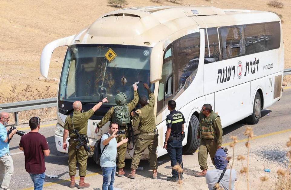 الاحتلال الإسرائيلي : إصابة 6 جنود ومدني بإطلاق نار على حافلة في غور الأردن
