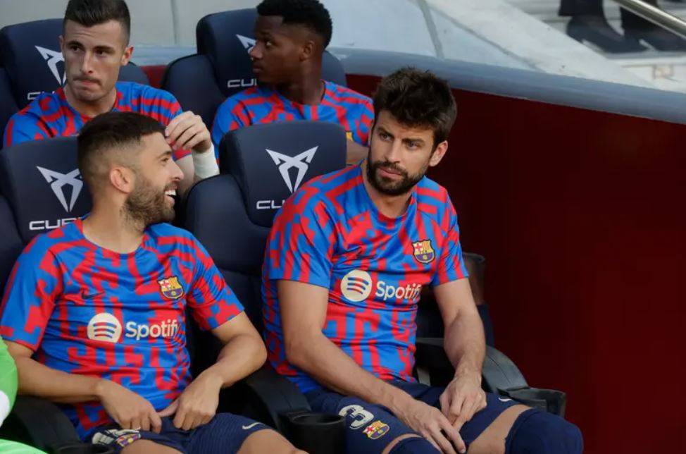 بيكيه يخطط لـ"الهرب" من إسبانيا والسبب شاكيرا