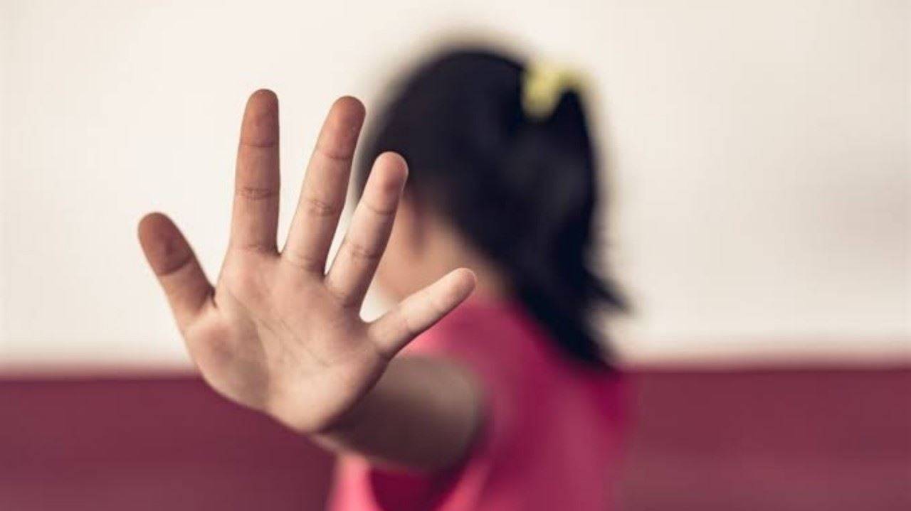 استغل وجودها بمفردها داخل الحمام المخصص للسيدات.. متحرّش بفتاة قاصر بقبضة الأمن