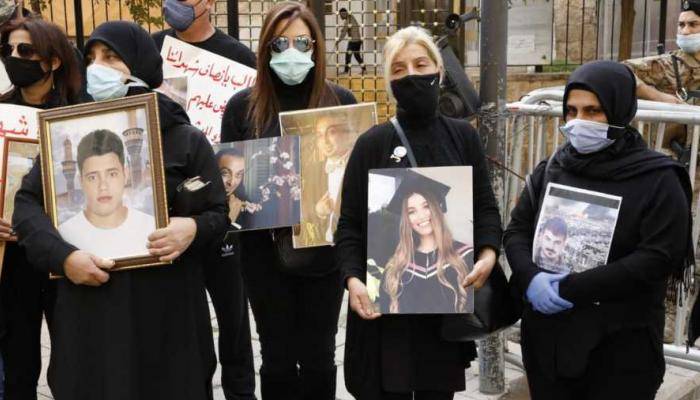 وقفة احتجاجية لأهالي ضحايا مرفأ بيروت أمام منزل وزير العدل اعتراضاً على تعيين محقق عدلي رديف